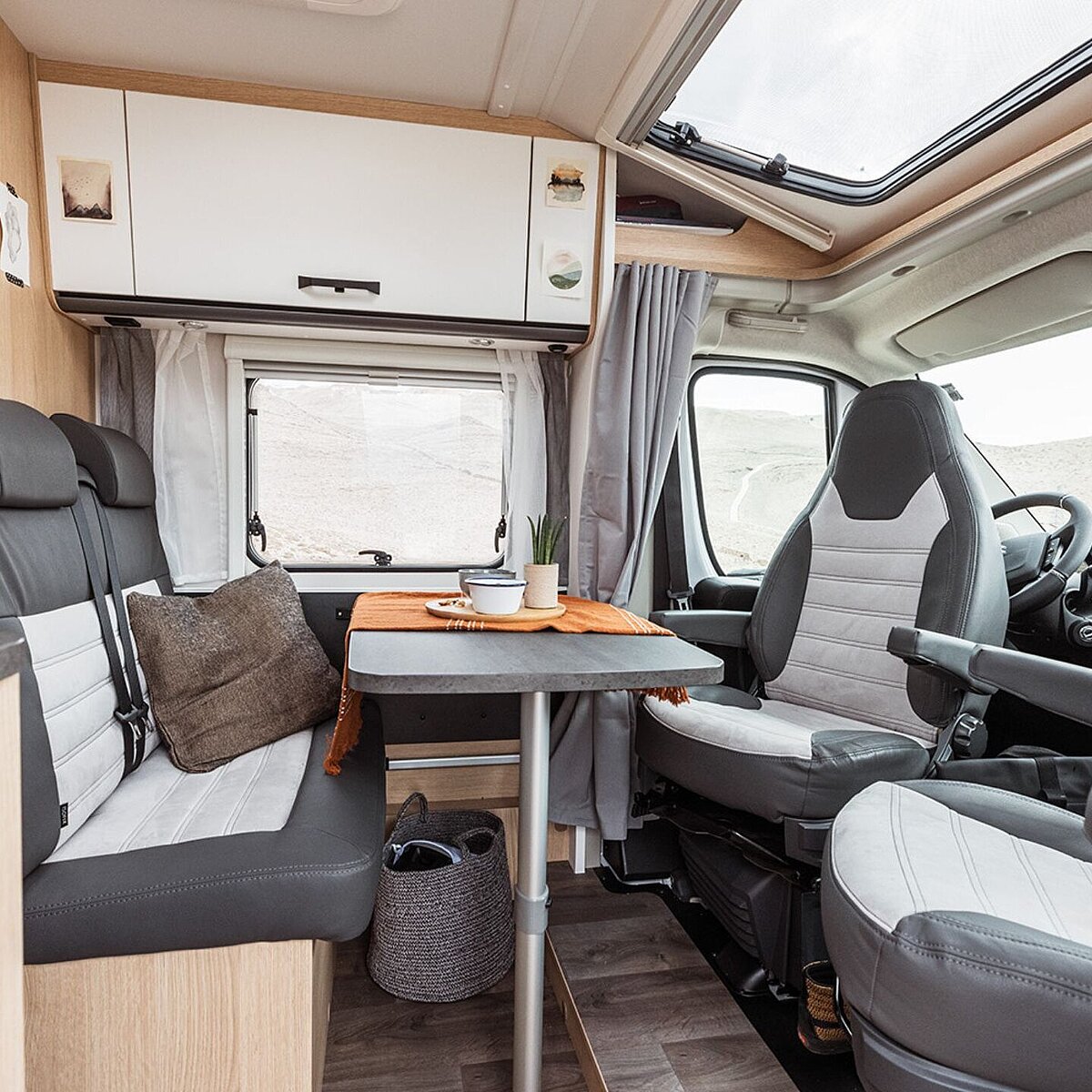 Die Sitzgruppe und das Fahrerhaus mit umgedrehten Sitzen eines Wohnmobils