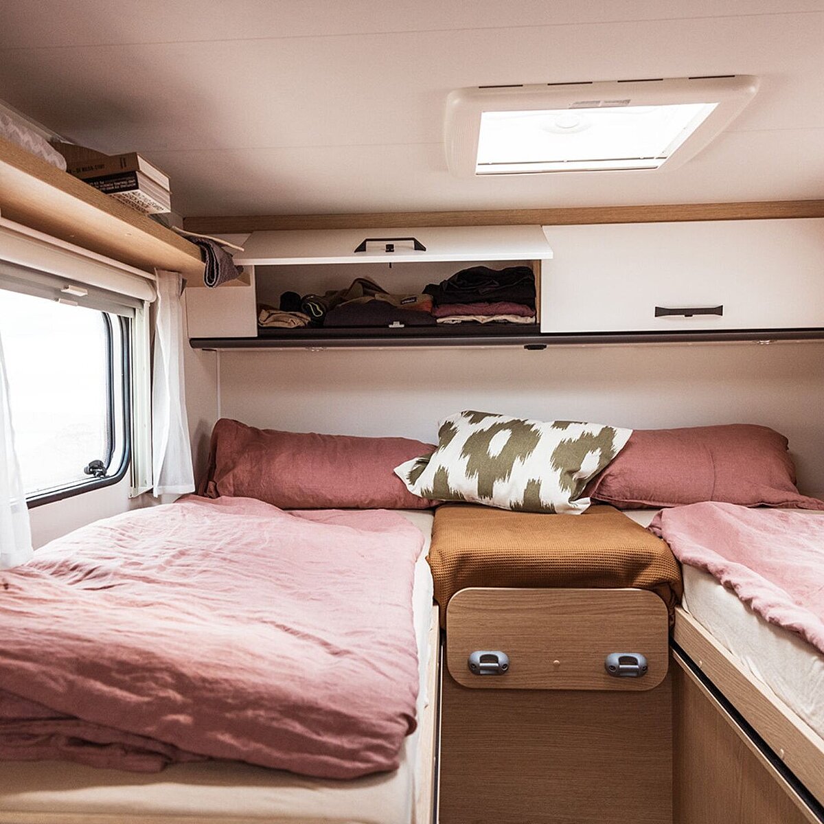 Der Schlafbereich eines Wohnmobils mit getrennten Betten und Fenster