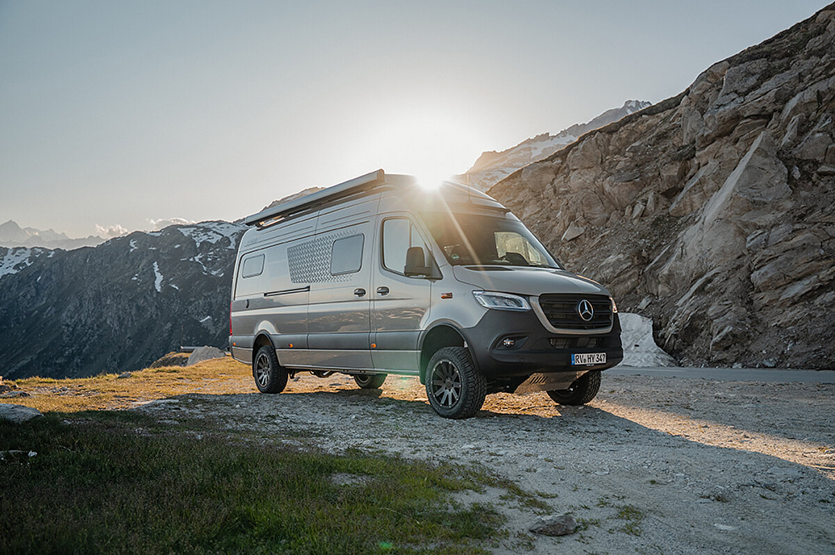 HYMER Wohnmobil auf Mercedes-Benz Sprinter in den Bergen.