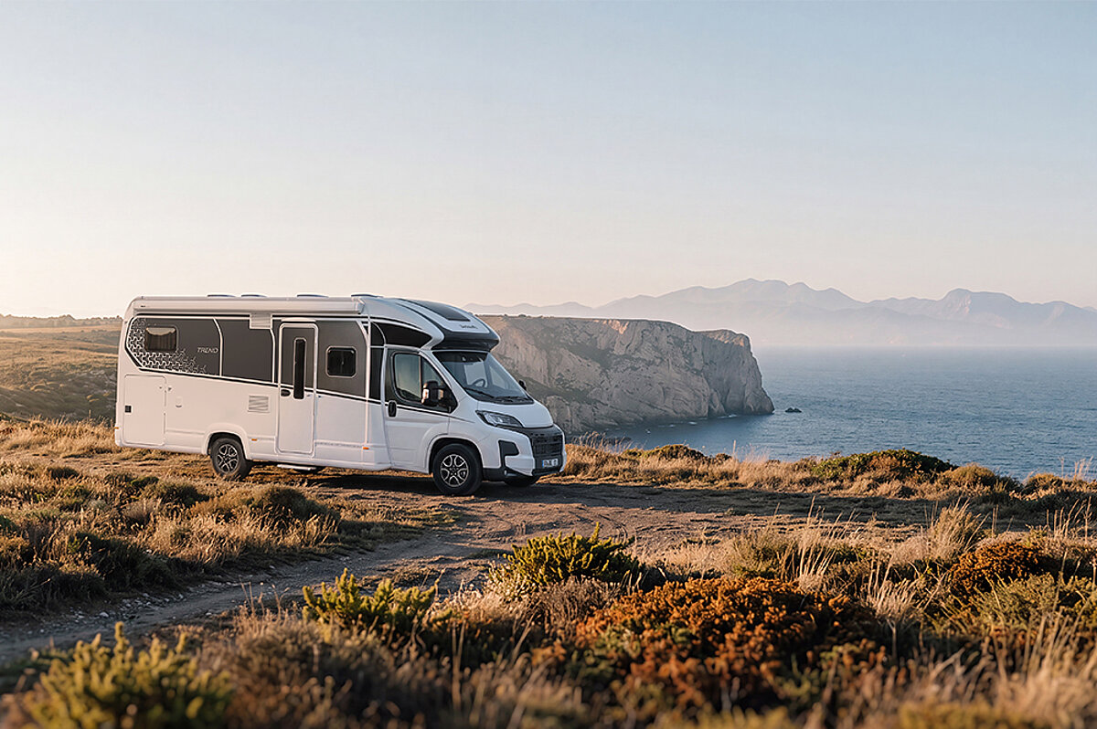 Ein Wohnmobil auf einer Klippe über dem Meer.