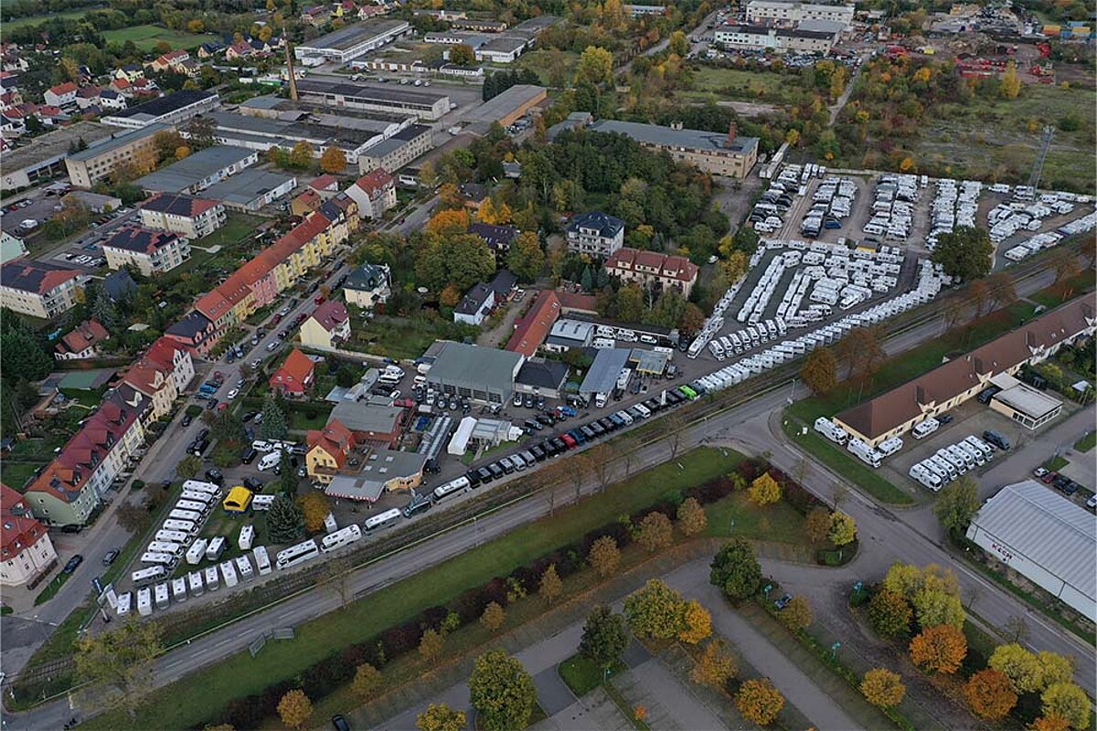 Caravan Rossol bietet Ihnen besten Werkstattservice für Ihren Wohnwagen. Luftaufnahme des Geländes von Caravan Rossol.