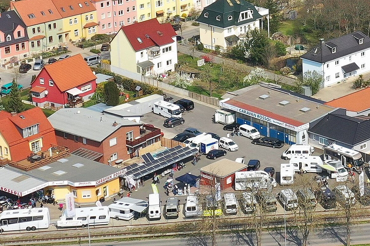 Eine nähere Luftaufnahme des Fuhrparks von Caravan Rossol in Naumburg.