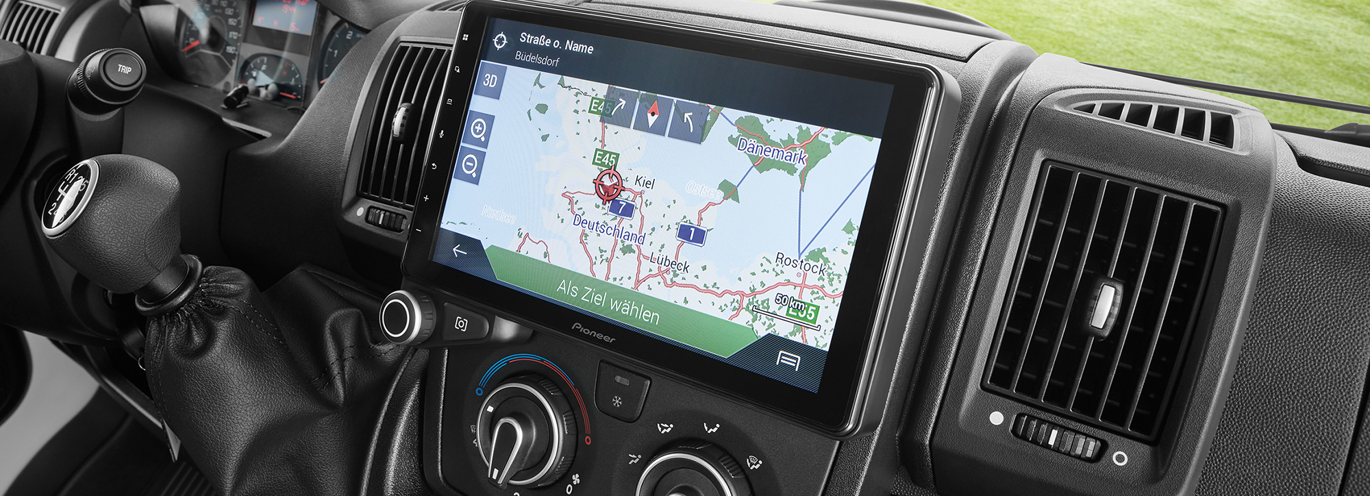 Ein Navigationssystem im Armaturenbrett eines Wohnmobils.
