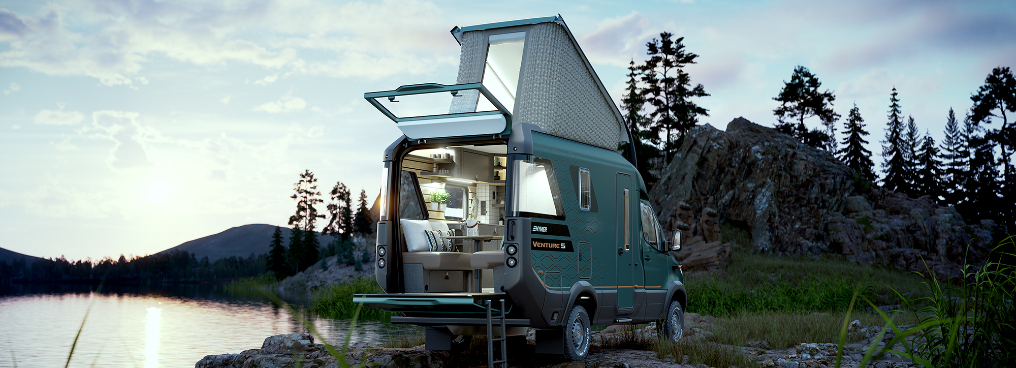 Ein Camper Van mit Hubdach und offenem Kofferraum parkt neben einem See.