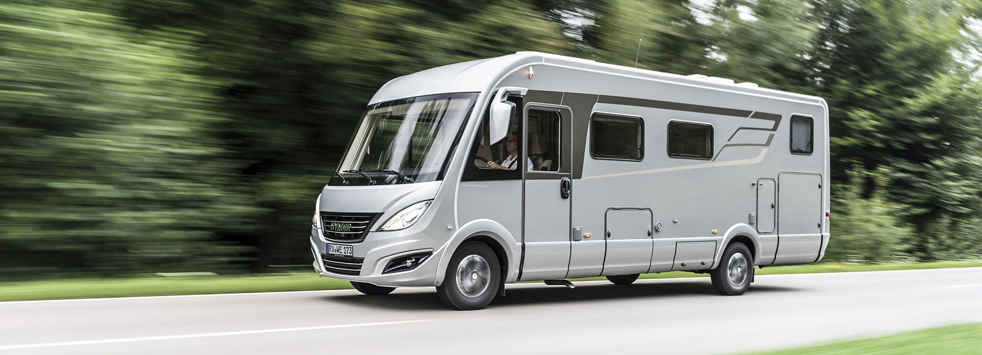 Ein Wohnmobil von Hymer fährt über eine Straße.