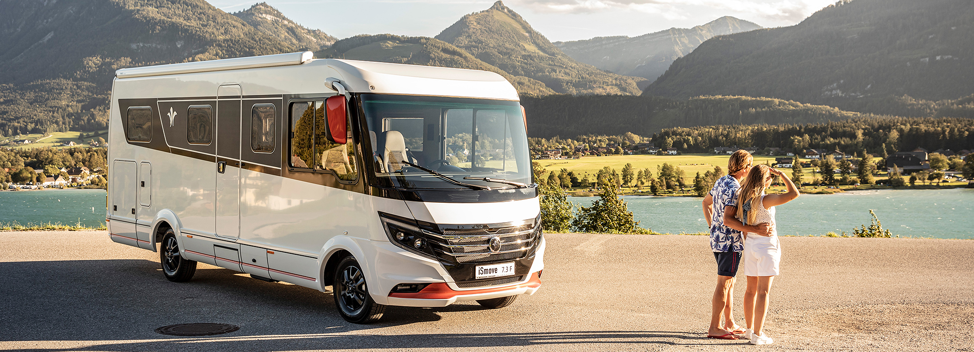 Ein Paar steht neben einem Luxus-Wohnmobil von Niesmann+Bischoff